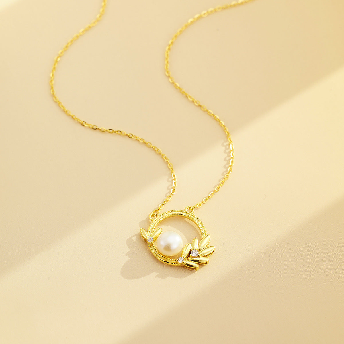 Damen Halskette mit elegantem Perlenelement und filigranem Blätter-Design Shop Nory