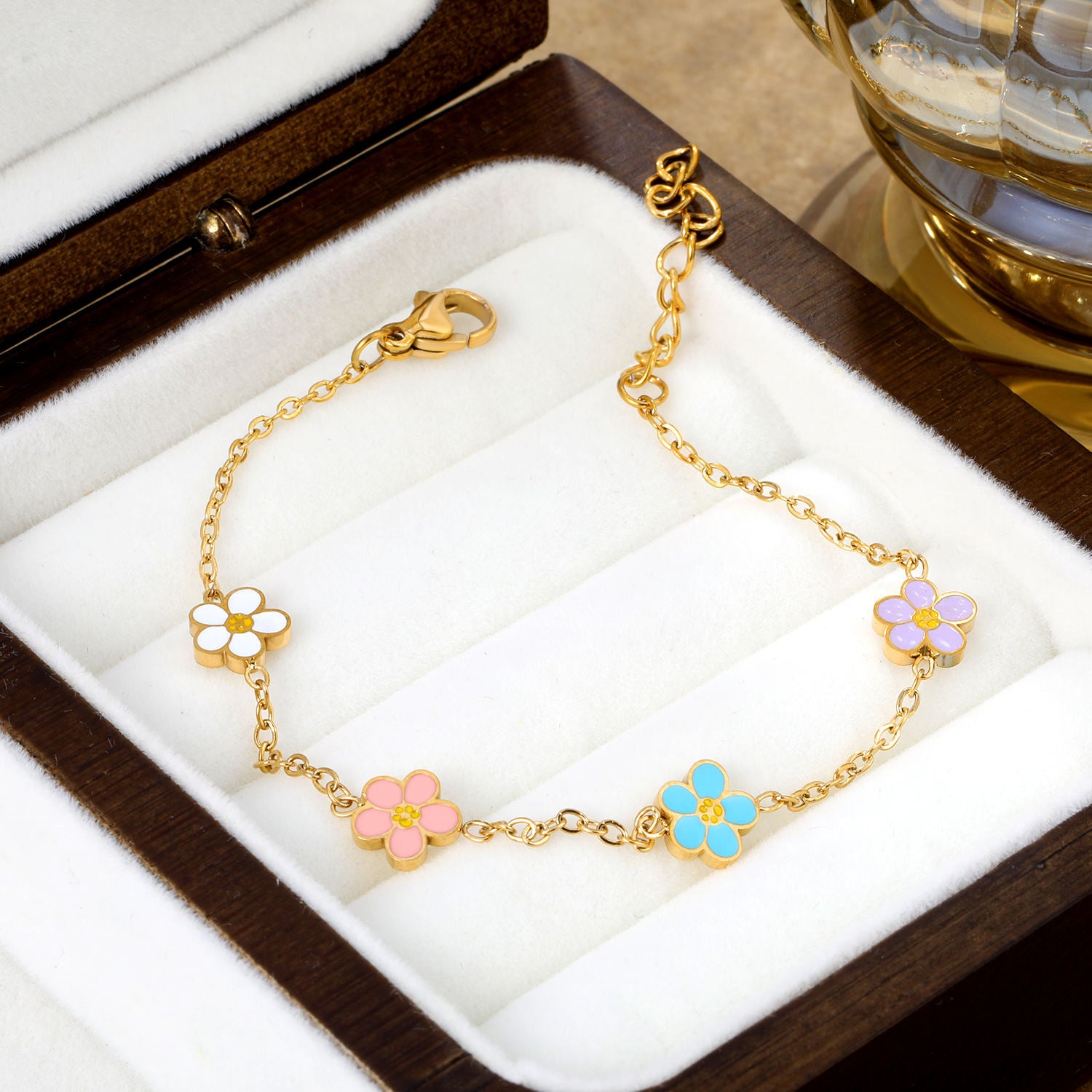Damen Armband mit bunten Blütenanhängern und luxuriöser Goldbeschichtung Shop Nory