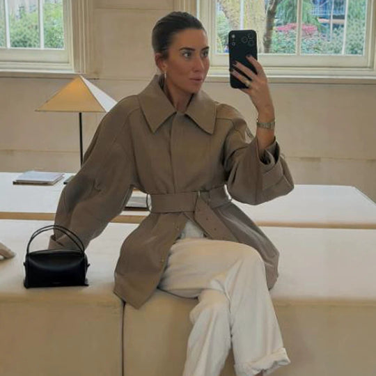 Damen Kurztrench mit Taillengürtel, überschnittener Schulter und voluminösen Ballonärmeln Shop Nory