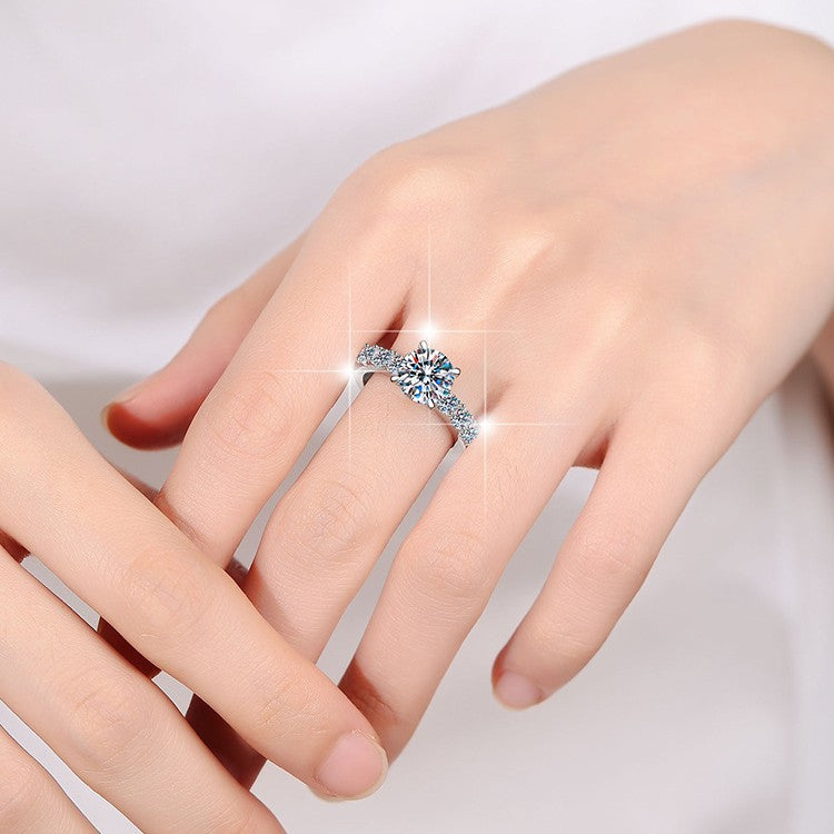 Damenring mit strahlendem Hauptstein und glamourösem Zirkonia-Besatz Shop Nory