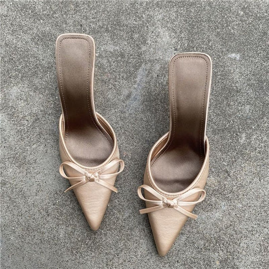 Damen Spitz zulaufende Satin-Mules mit zarter Schleifenapplikation und mittelhohem Sculpted-Absatz Shop Nory