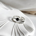 Damen Offener Ring mit verziertem Design und schwarzem Stein Shop Nory