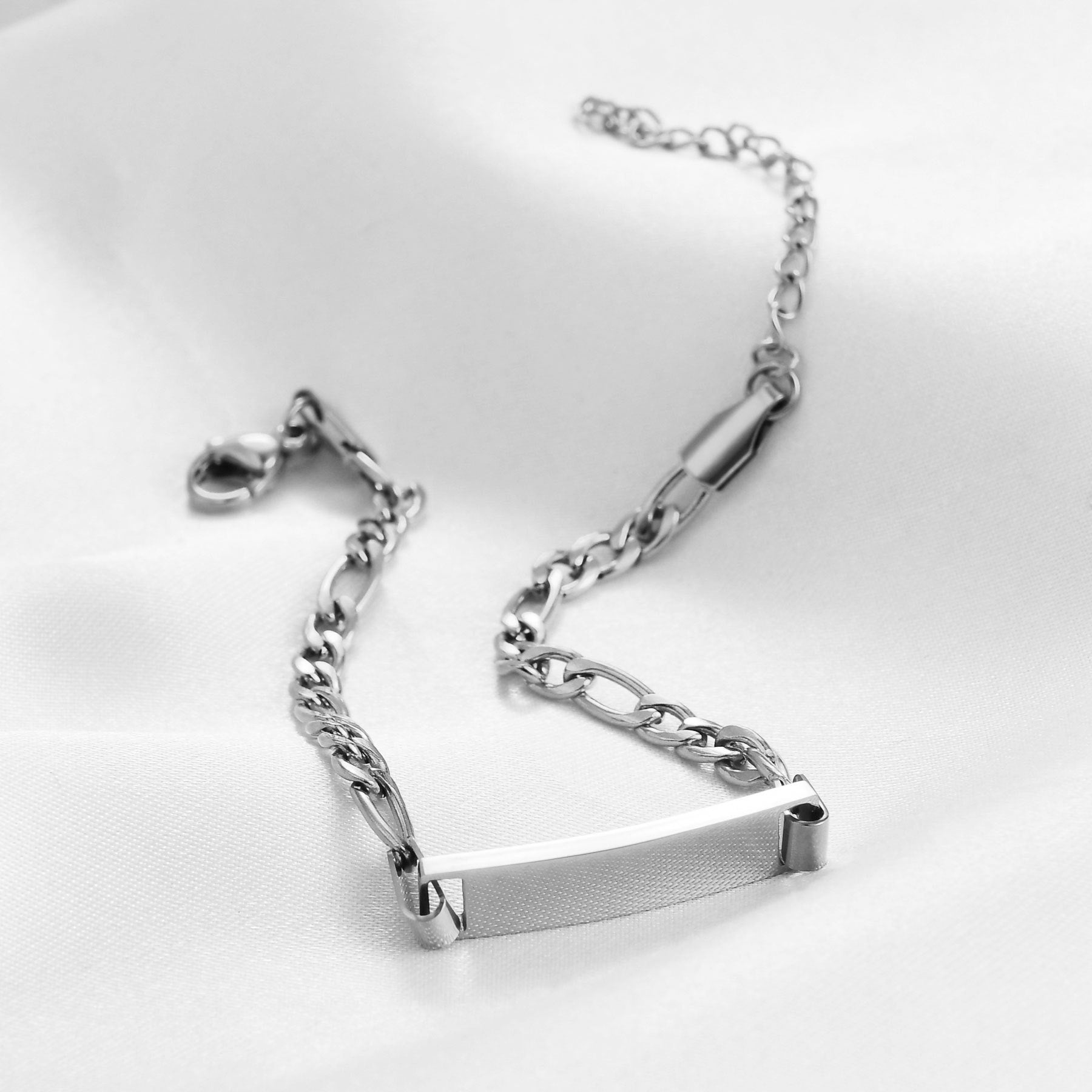 Damen Armband mit gravierbarem Anhänger und klassischen Gliederdesign Shop Nory