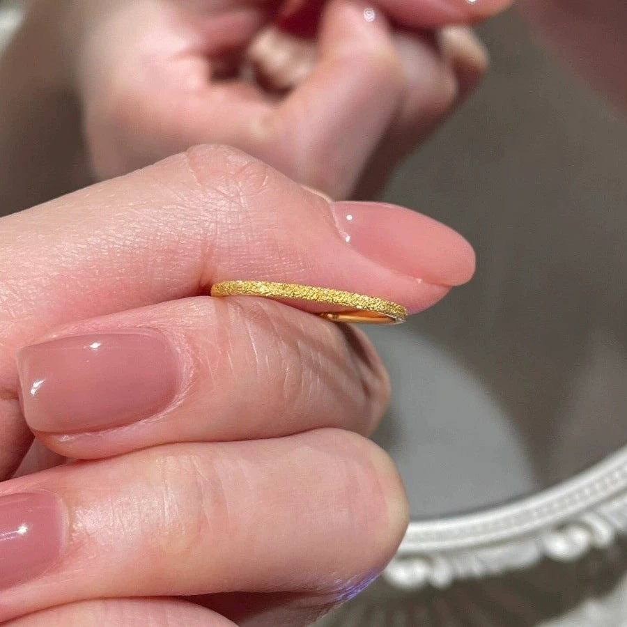 Damen Ring mit funkelndem goldenen Finish und elegantem Design Shop Nory