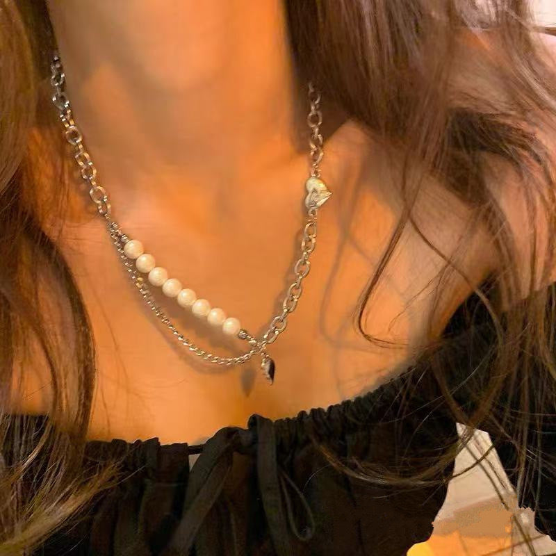 Damen Halskette mit einzigartiger Kombination aus Perlen und herzförmigen Anhängern Shop Nory
