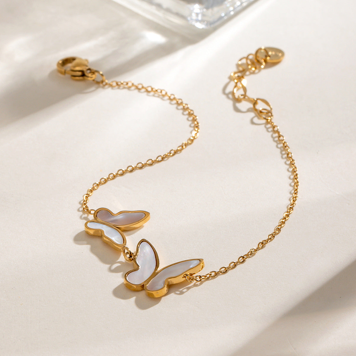 Damen Armband mit elegantem Schmetterlingsdesign aus hypoallergenem Edelstahl Shop Nory