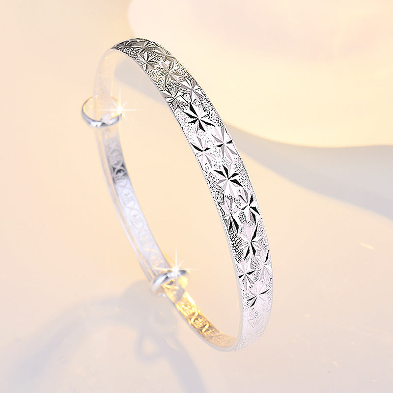 Damenarmband mit kunstvollem Reliefdesign und modernen Akzenten Shop Nory