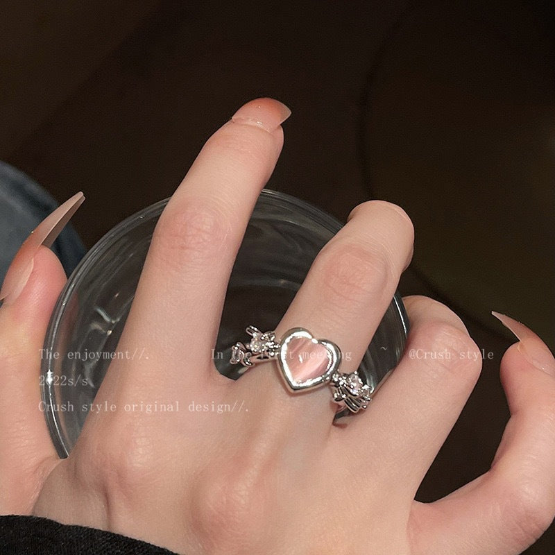Damen Ring mit herzförmigem Anhänger und detailreicher Verzierung Shop Nory