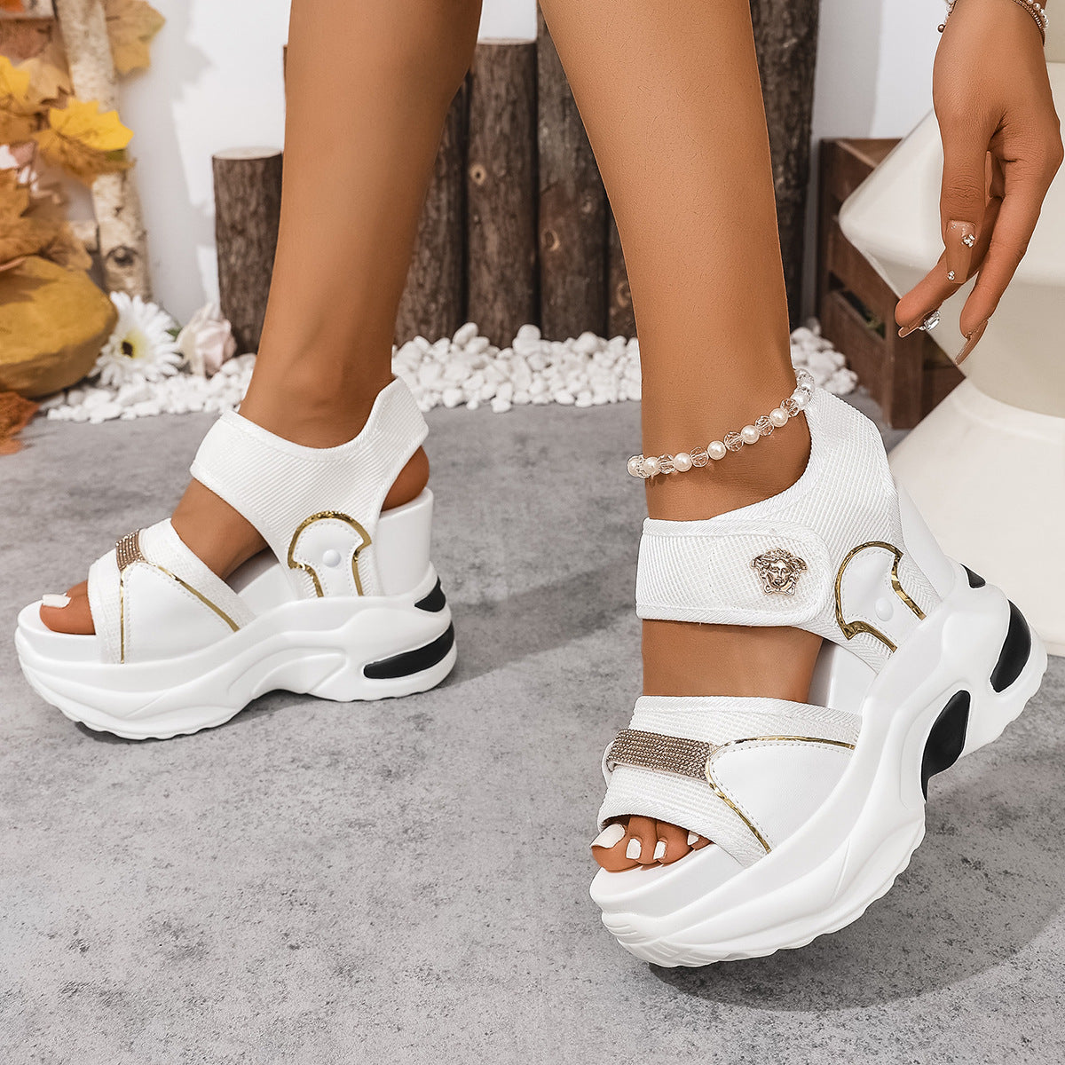 Damen nan wuchtige Plateausandale mit ergonomischer Wellensohle Klettverschluss und goldenen Zierapplikationen