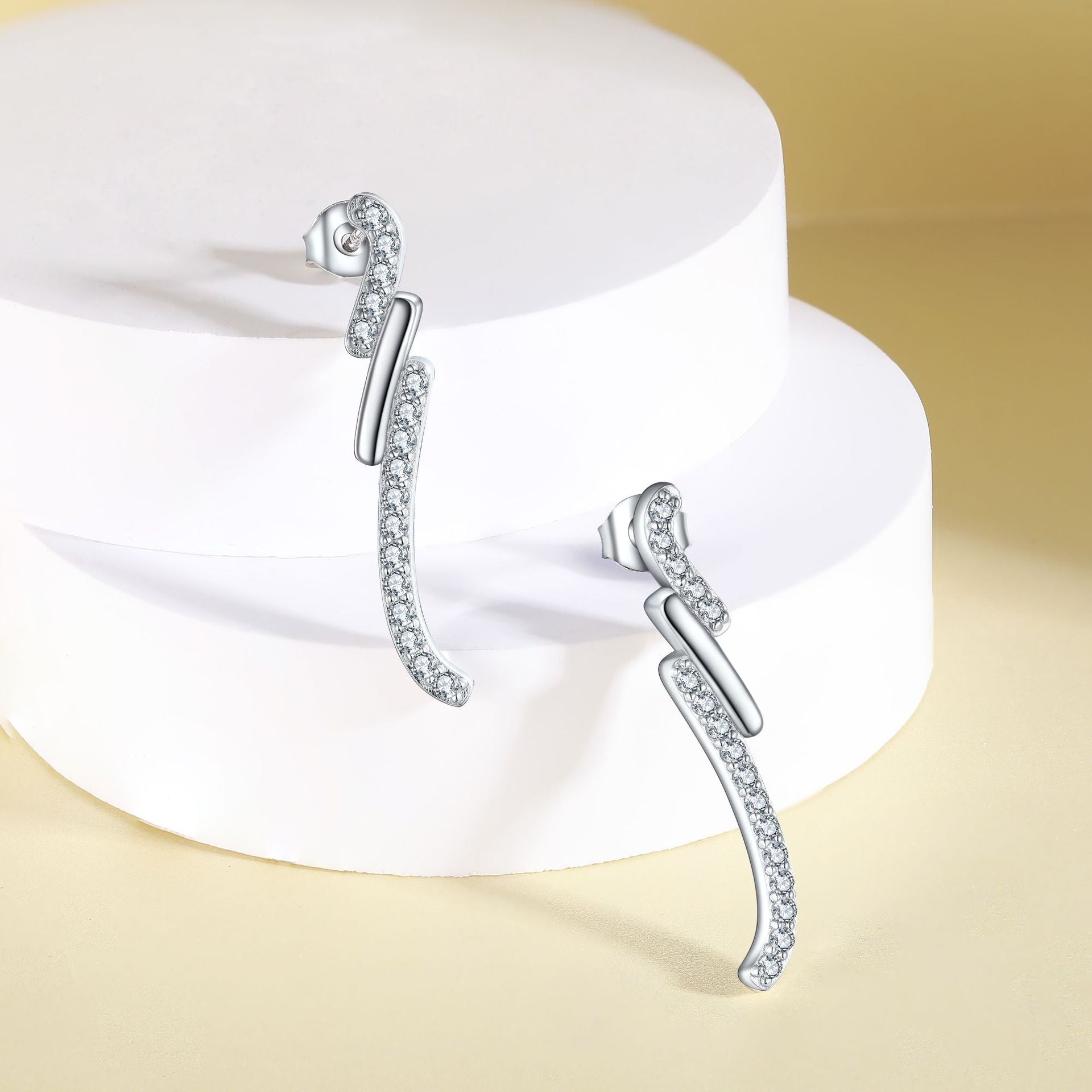 Damen Ohrstecker im eleganten geschwungenen Design mit funkelndem Zirkonia-Besatz Shop Nory