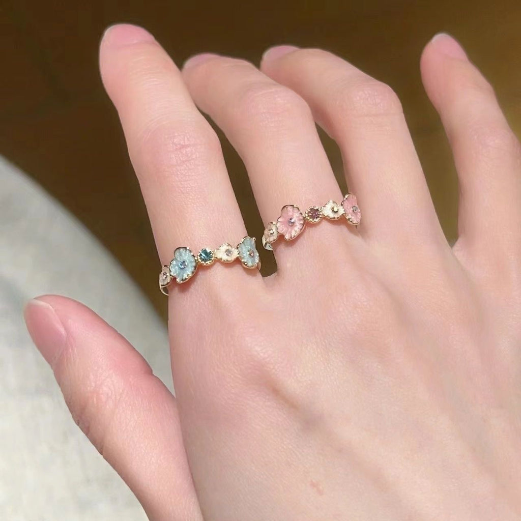 Damenring mit floralem Design und funkelnden Akzenten Shop Nory