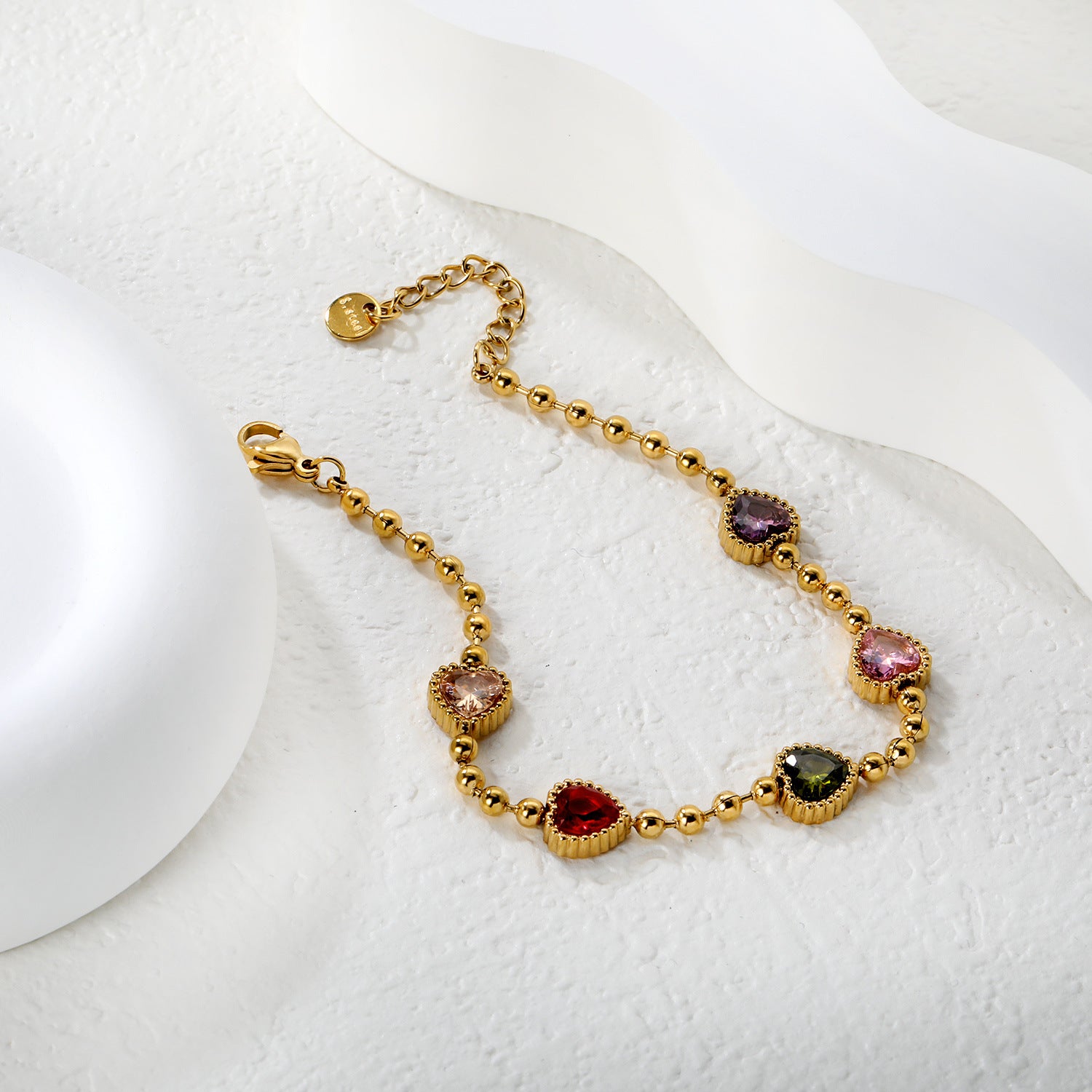 Damen Armband mit bunten Herzanhängern und exquisitem Golddesign Shop Nory