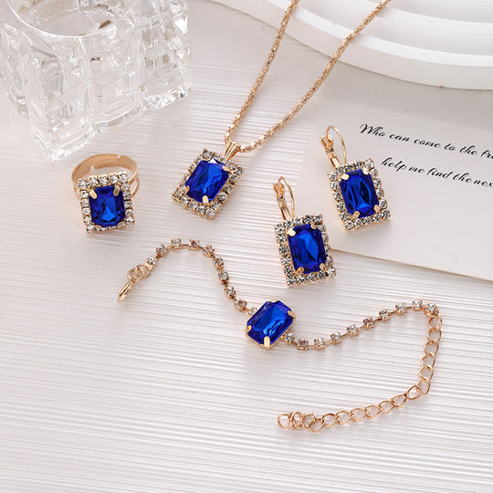 Luxuriöses Kristall-Statement-Schmuckset mit rechteckigem Halo-Anhänger, passenden hängenden Ohrringen, verstellbarem Tennisarmband und Statement-Cocktailring
