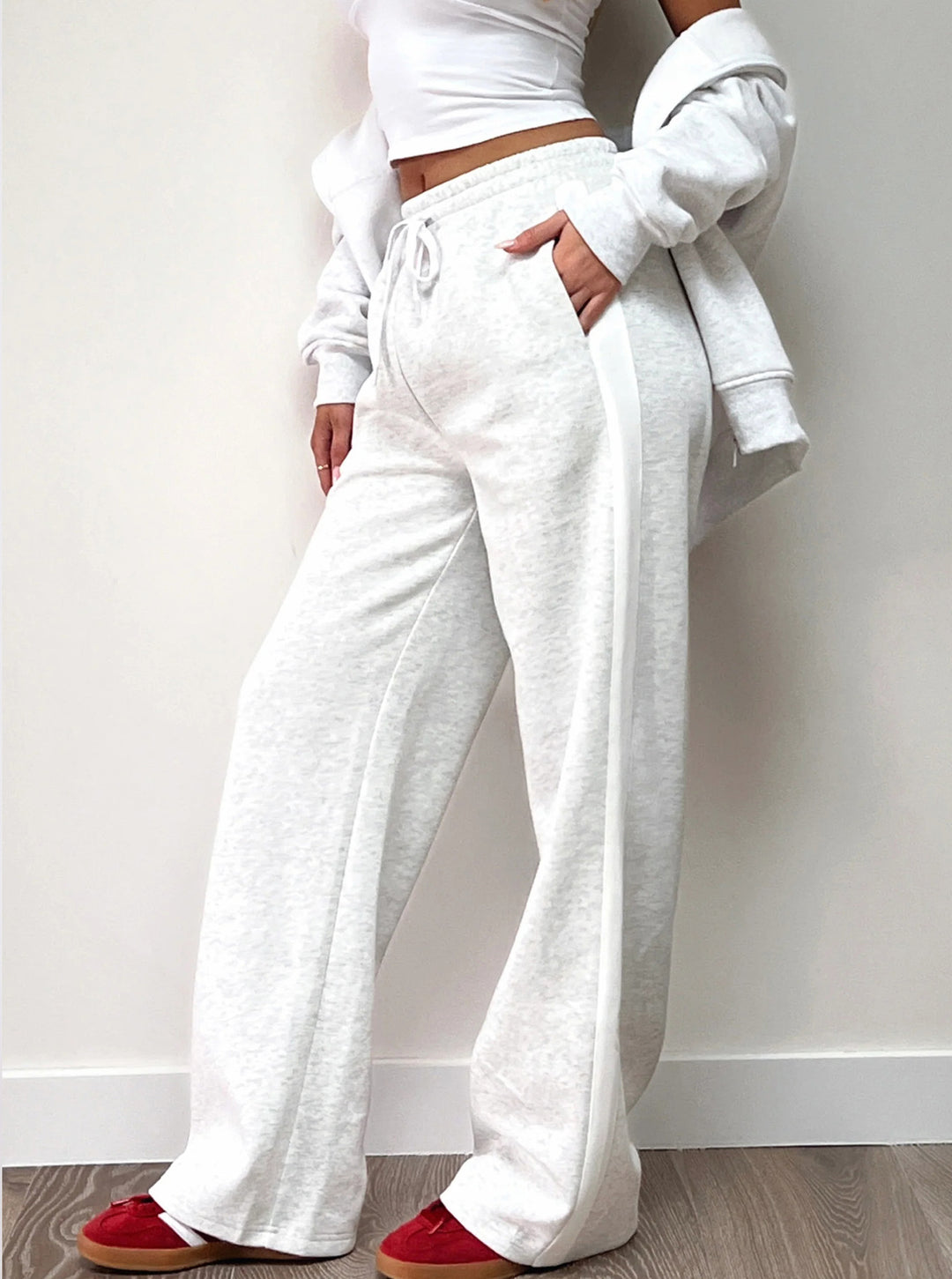 Damen weite High-Waist Jogginghose mit seitlichem Kontrast-Streifen und Taschen Shop Nory