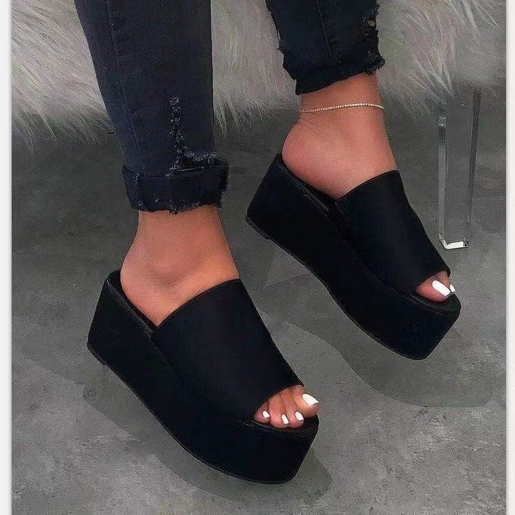 Damen Plateau‑Mules mit offenem Zehenbereich und Camouflage‑Print Shop Nory