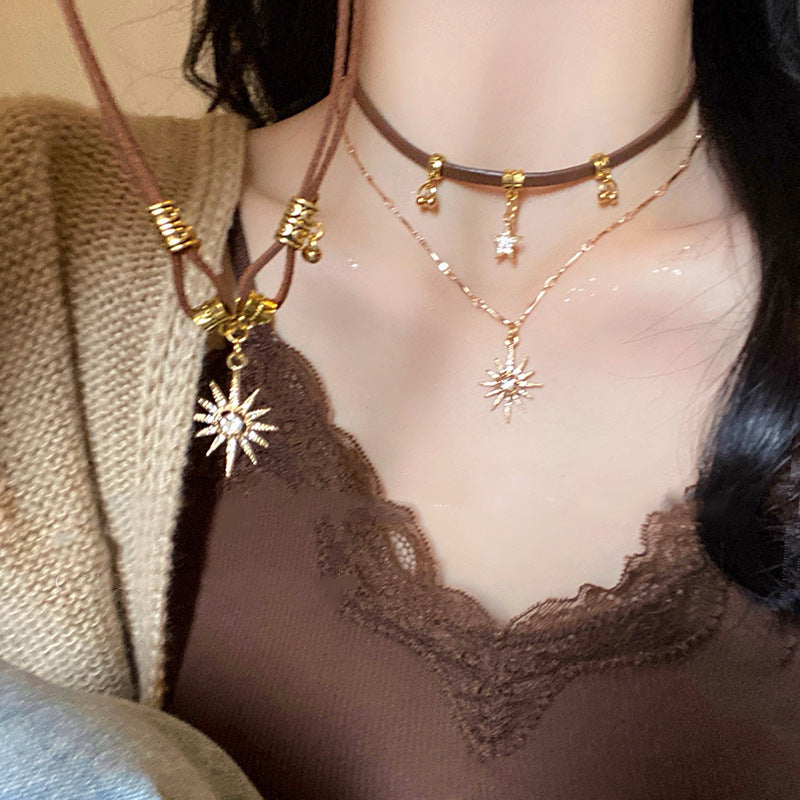 Filigrane Lederband Halskette mit Sonnenanhänger und Goldenen Akzenten