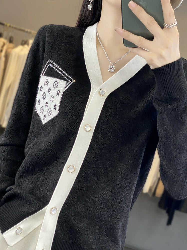 Damen Kurzgeschnittener V‑Neck-Cardigan mit Perlmuttknöpfen und kontrastierter Brusttasche Shop Nory