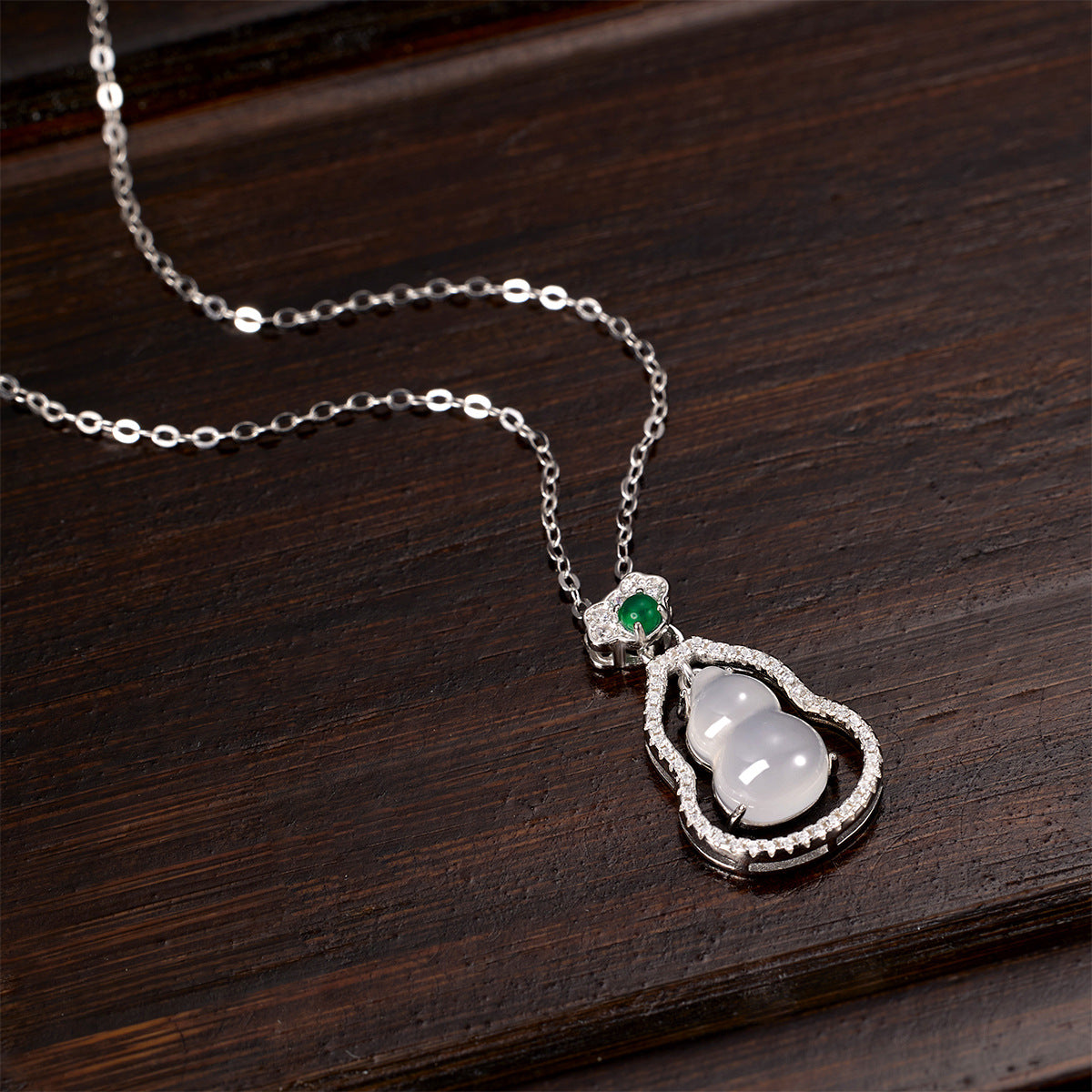 Damen Halskette mit kunstvollem Buddha-Anhänger und strahlenden Zirkonia Shop Nory