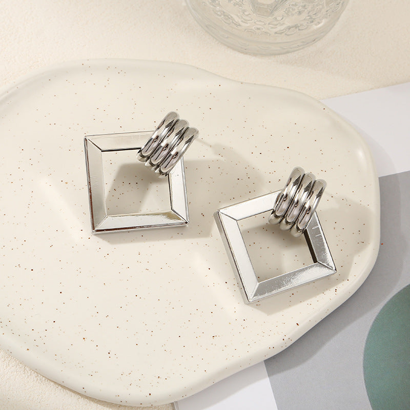 Damen Hängende Ohrringe mit quadratischem Design und glänzender Oberfläche Shop Nory
