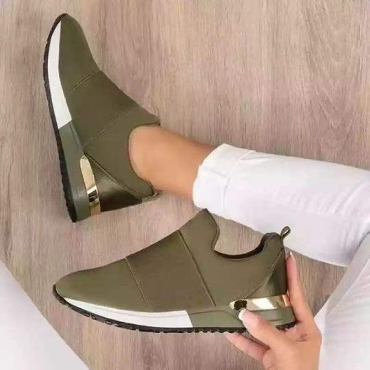 Damen Slip-On Sneakers mit atmungsaktiver Textilkonstruktion und modischem Metallic-Detail