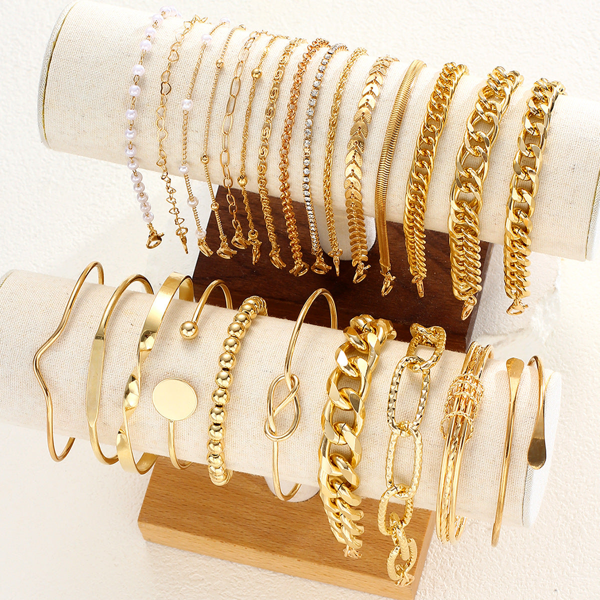 Damen Armreif-Set aus hochwertigem, goldfarbenem Metall mit vielfältigen Designs Shop Nory