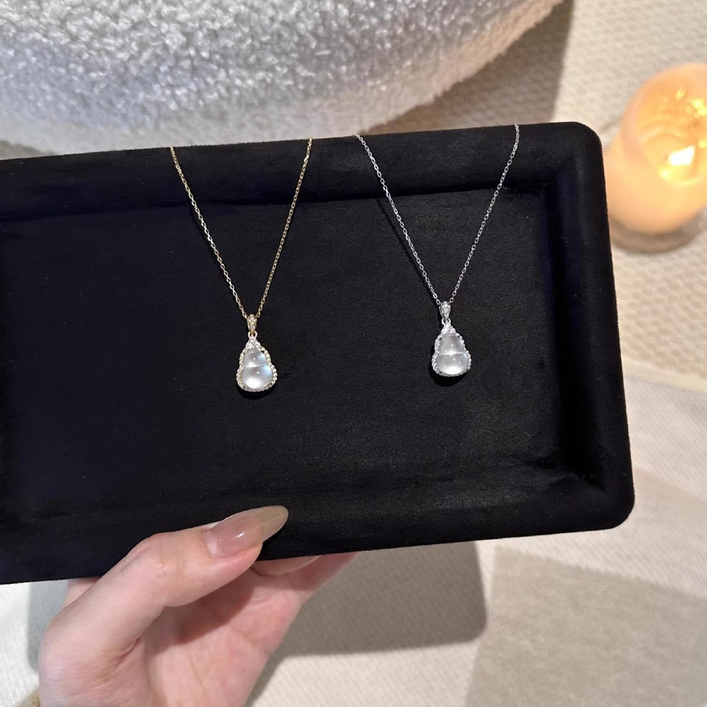 Damen Halskette mit kunstvollem Buddha-Anhänger und funkelnden Zirkonia Shop Nory