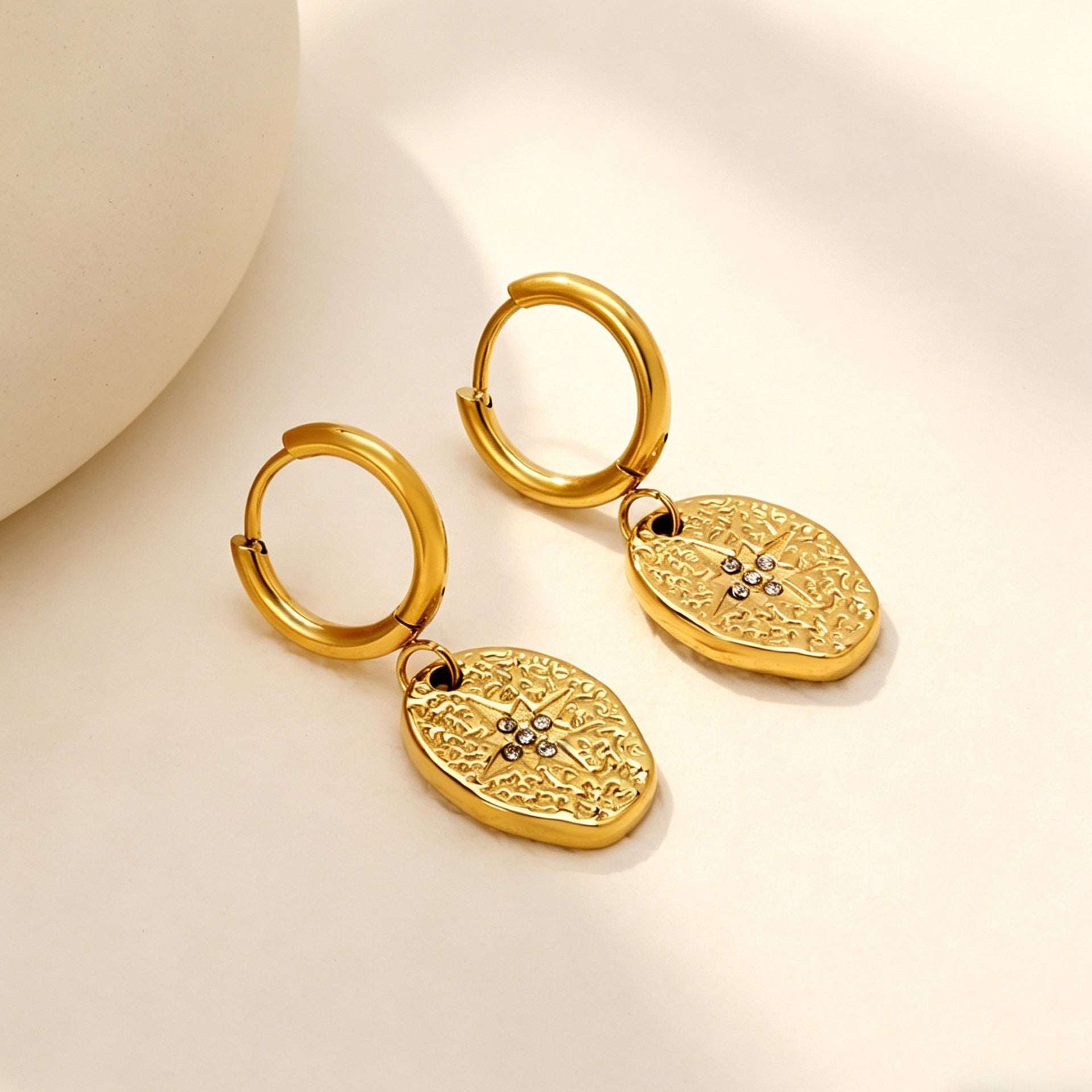 Damen Hängende Ohrringe mit kunstvollem Sternenmuster und goldplattierter Oberfläche Shop Nory