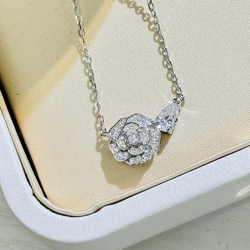 Damen Halskette mit floralem Design und funkelnden Kristallen Shop Nory