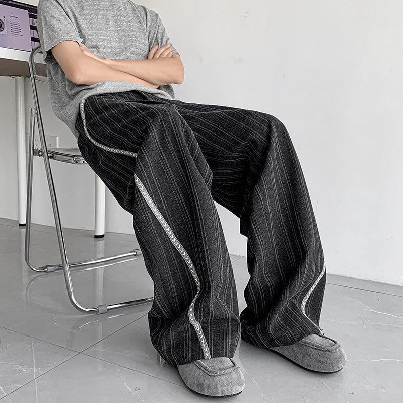 Herren weite Baggy-Hose in Anzugoptik mit feinem Nadelstreifen und geflochtener Seitenpaspel Shop Nory