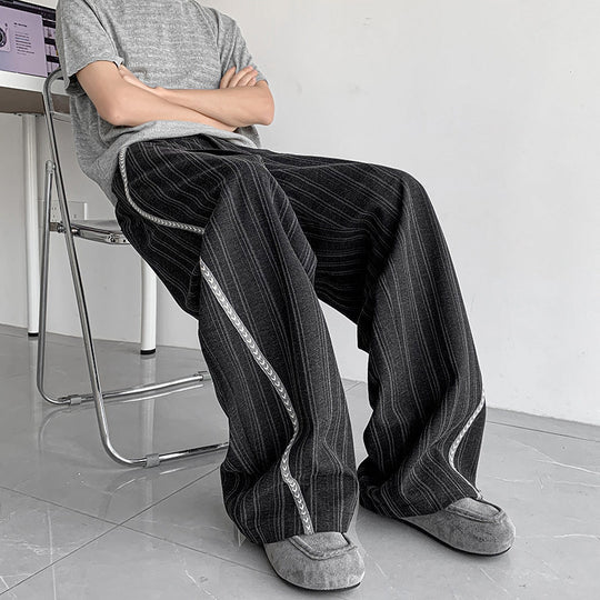 Herren weite Baggy-Hose in Anzugoptik mit feinem Nadelstreifen und geflochtener Seitenpaspel Shop Nory