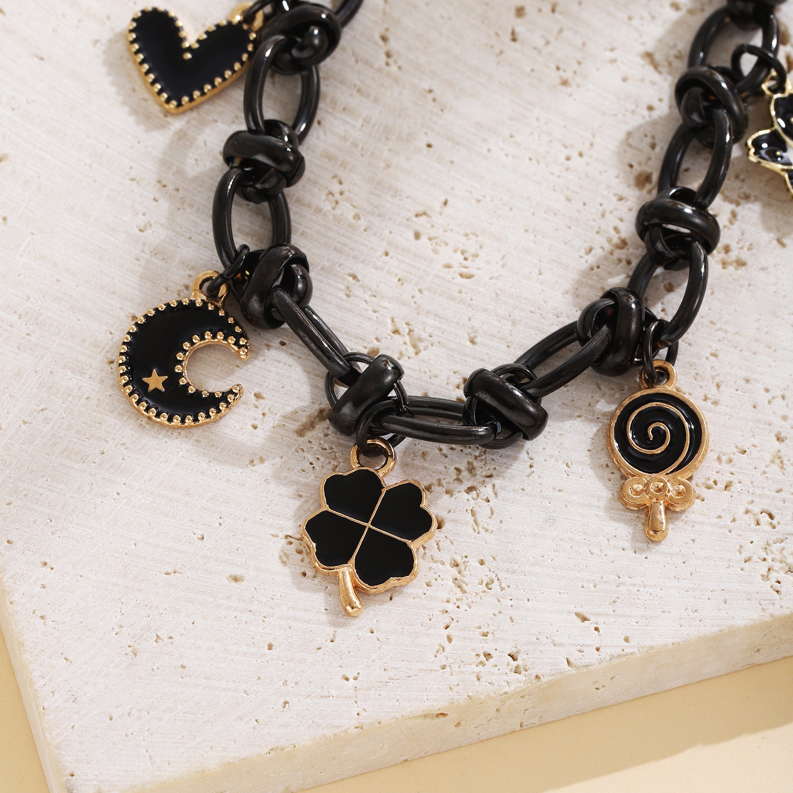 Damen Charm-Armband mit einzigartigen Anhängern Shop Nory
