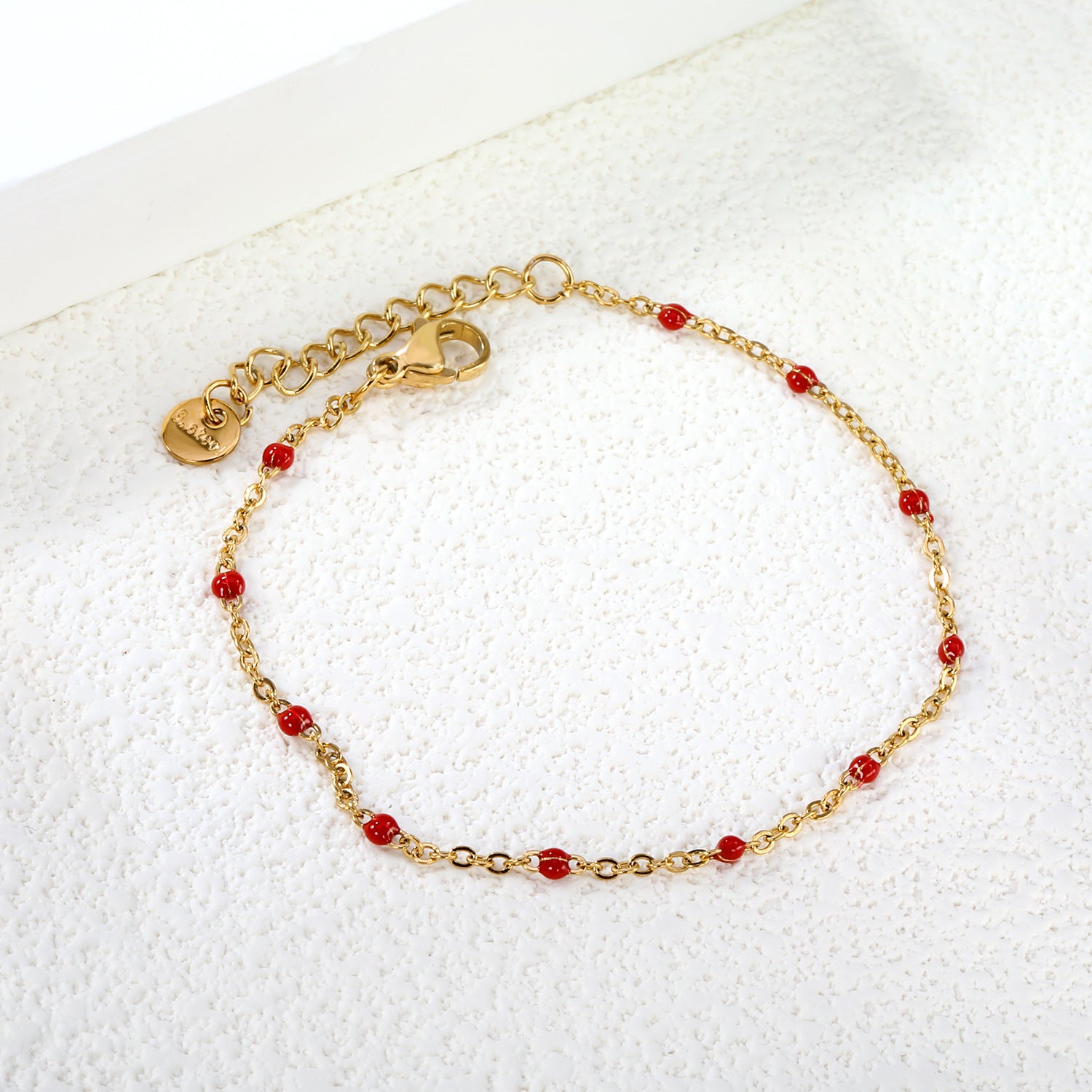 Damen zartes goldplattiertes Armband mit roten Akzenten Shop Nory