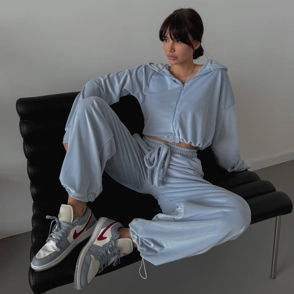 Damen Zweiteiliges Samt-Loungewear-Set mit Cropped-Zipjacke und weiter High-Waist-Sweathose Shop Nory