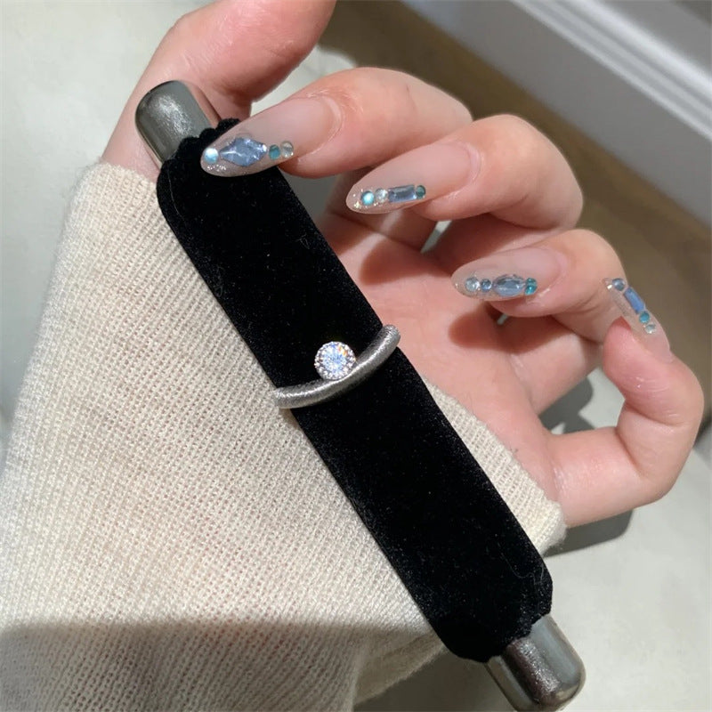 Damens Ring mit elegantem verlaufendem Design und funkelndem Zirkonia Shop Nory