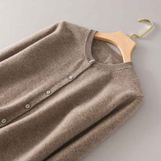 Damen Leichter Rundhals-Knopfcardigan in Kaschmiroptik mit feiner Rippkante und lässiger Silhouette Shop Nory
