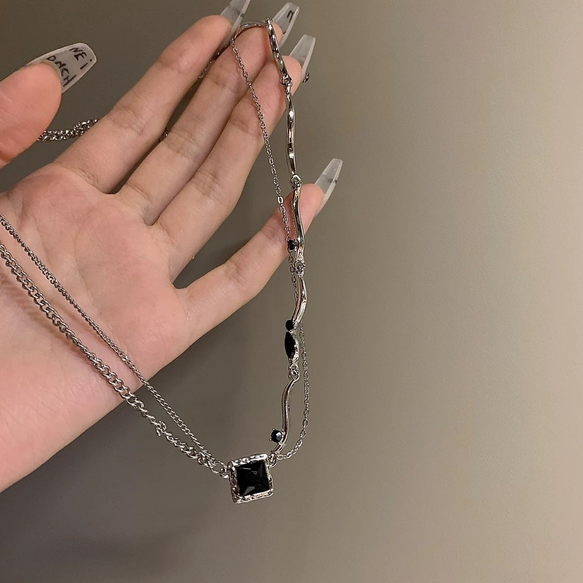 Damen Doppelstrang-Halskette mit eleganten schwarzen Ziersteinen Shop Nory