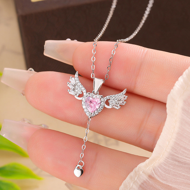 Damen Halskette mit herzförmigem Anhänger und engelgleichen Flügeln Shop Nory