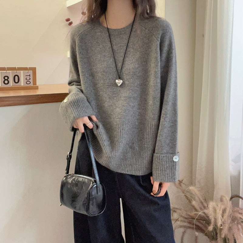 Damen Oversize‑Feinstrickpullover mit breitem Rippbund, extraweiten Ärmelabschlüssen und Zierknopf Shop Nory