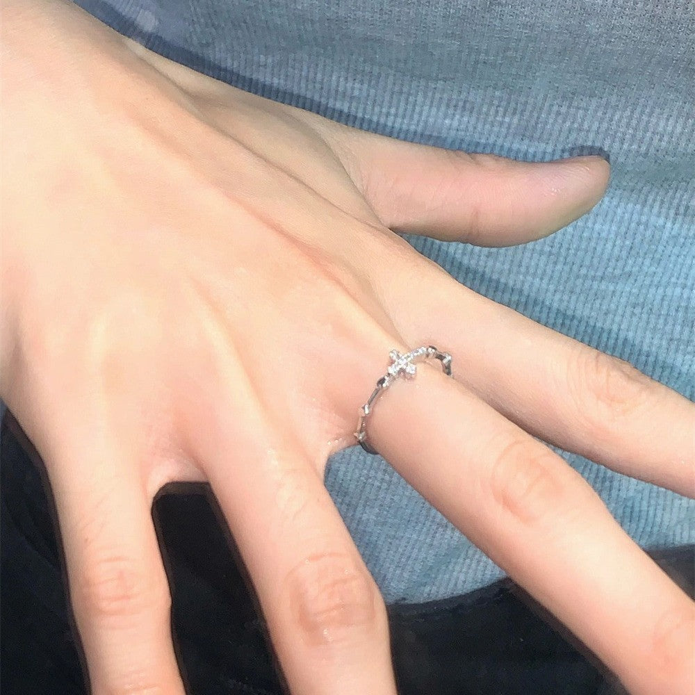 Damen zierlicher Ring mit Kreuzmotiv und funkelnden Zirkonia Shop Nory