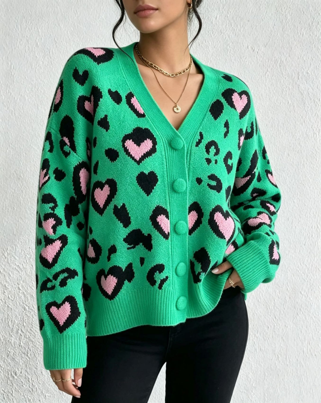 Damen Strickcardigan mit Herz‑Leopard-Jacquard, V‑Ausschnitt und großen Stoffknöpfen Shop Nory