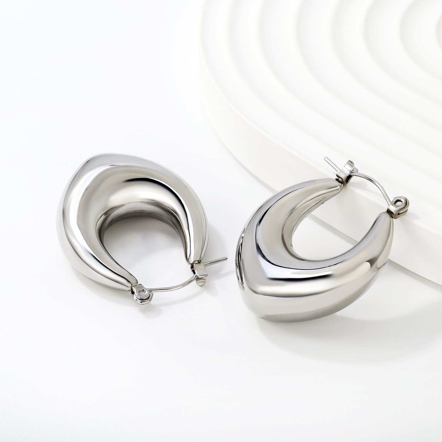 Damen Ohrringe mit modernem geschwungenem Design Shop Nory