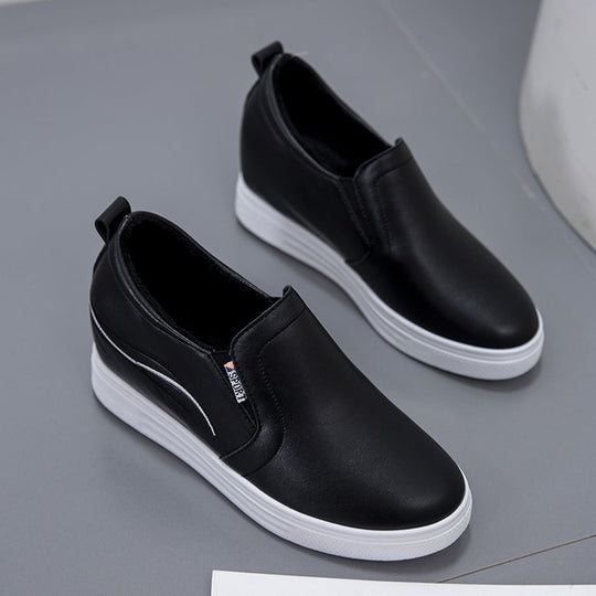 Damen Slip-On Keilsneaker mit verdecktem Keil, Lederimitat und dekorativer Stickerei Shop Nory
