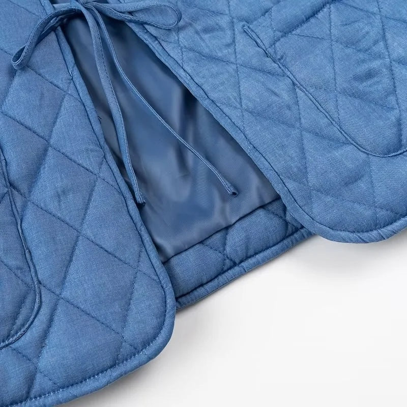 Damen Kurz gesteppte Jacke mit gerafftem Rüschenkragen, Bindebändern und aufgesetzten Taschen Shop Nory