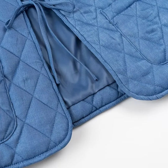 Damen Kurz gesteppte Jacke mit gerafftem Rüschenkragen, Bindebändern und aufgesetzten Taschen Shop Nory