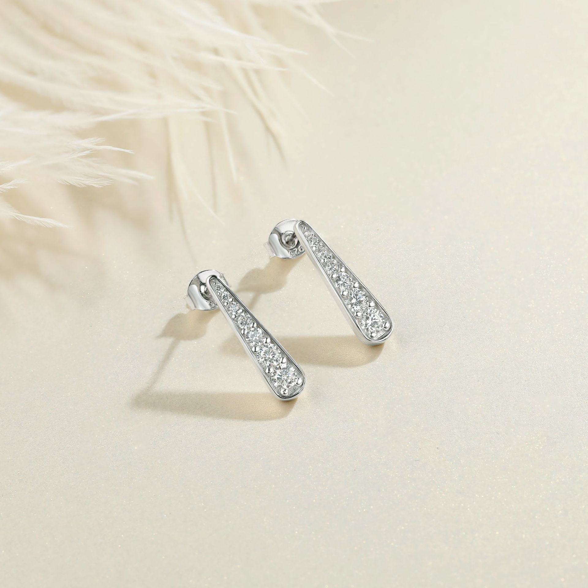 Damen Ohrringe mit funkelnden Zirkonia-Details im modernen Design Shop Nory