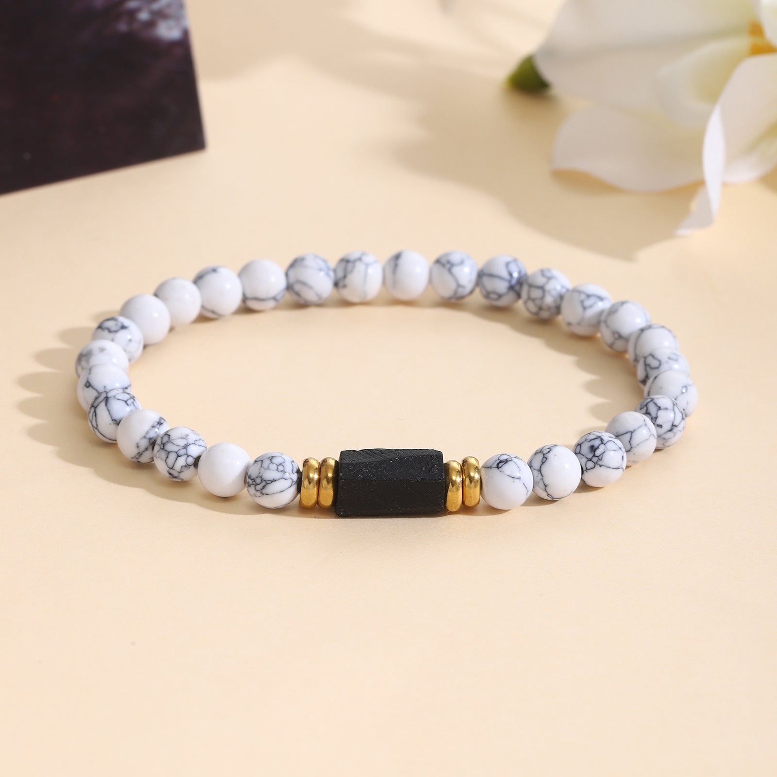 Damenarmband aus Rosenquarz mit schwarzem Akzent und goldenen Verzierungen Shop Nory