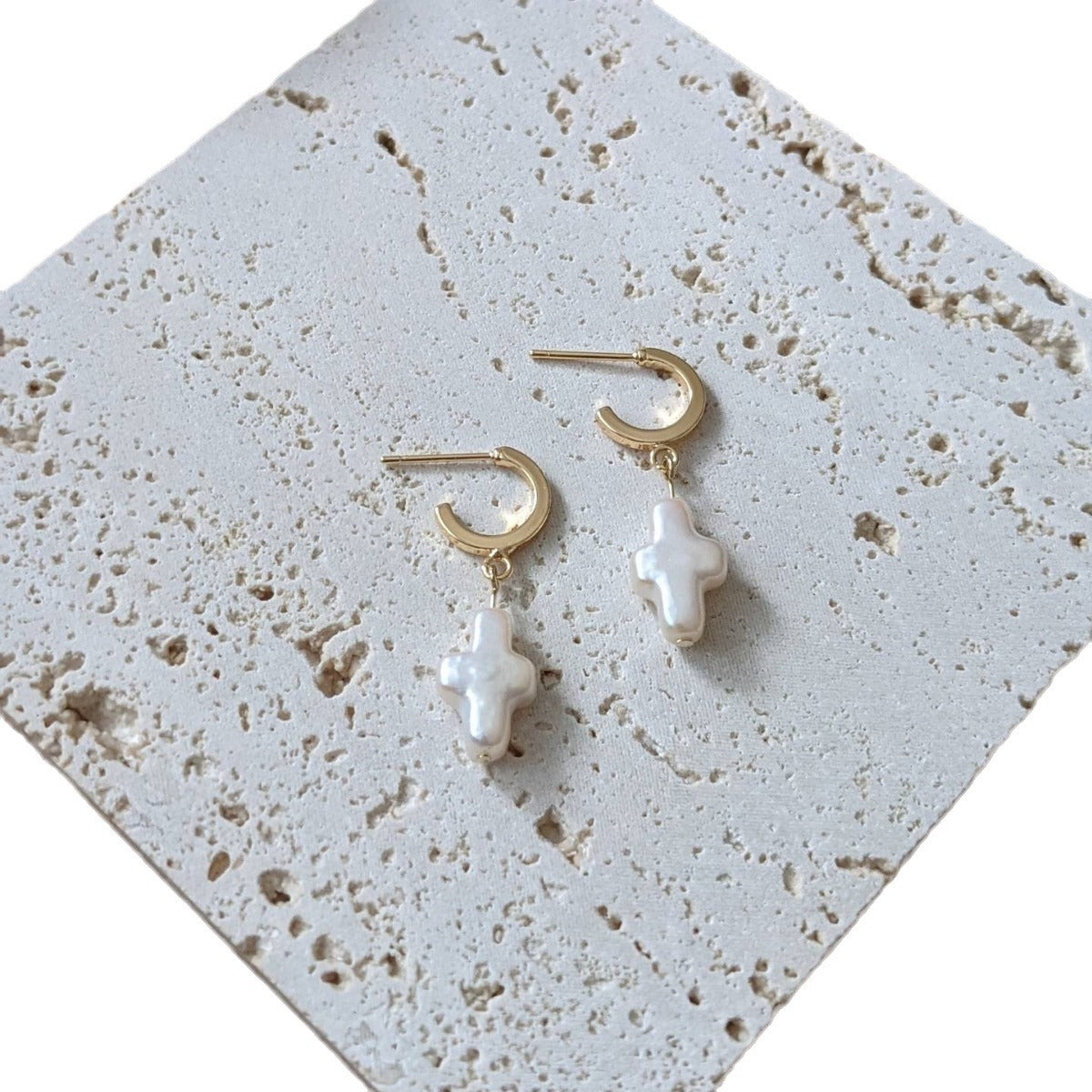Damen Ohrhänger mit Perlenkreuz-Design und hochwertigem Goldverschluss Shop Nory