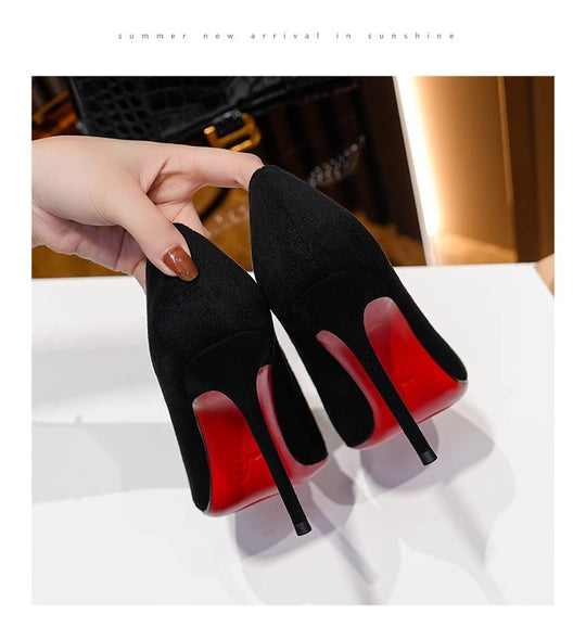 Damen Elegante spitz zulaufende Velours‑Pumps mit kontrastierender roter Laufsohle und schmalem Stiletto Shop Nory