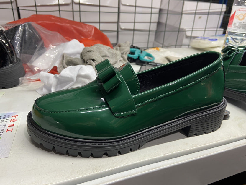 Damen Lack‑Loafer mit profilierter Gummisohle, dekorativer Riemchenschleife und gepolstertem Komfortfußbett Shop Nory