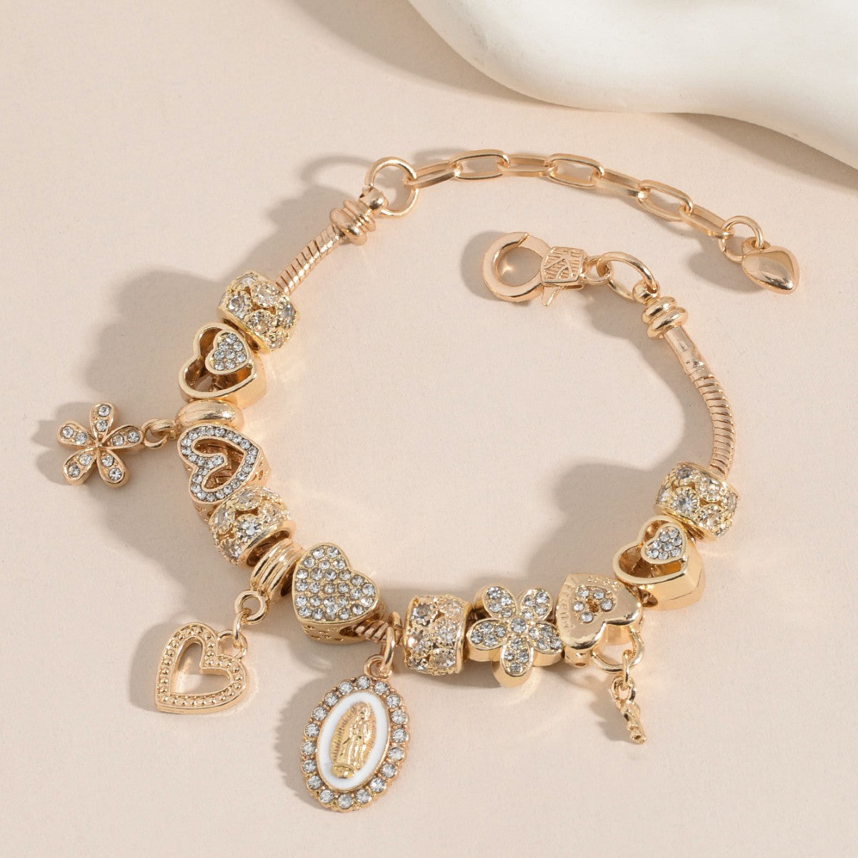 Verstellbares Charm-Armband mit Herz-, Blumen- und Medaillon-Anhängern